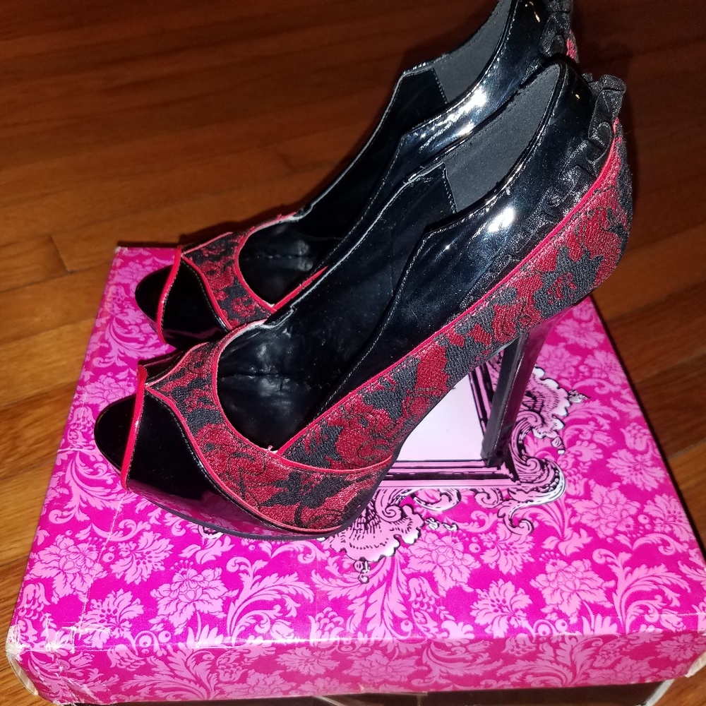 Ellie Shoes Spellbound Size 7, 1" platform 5" heel